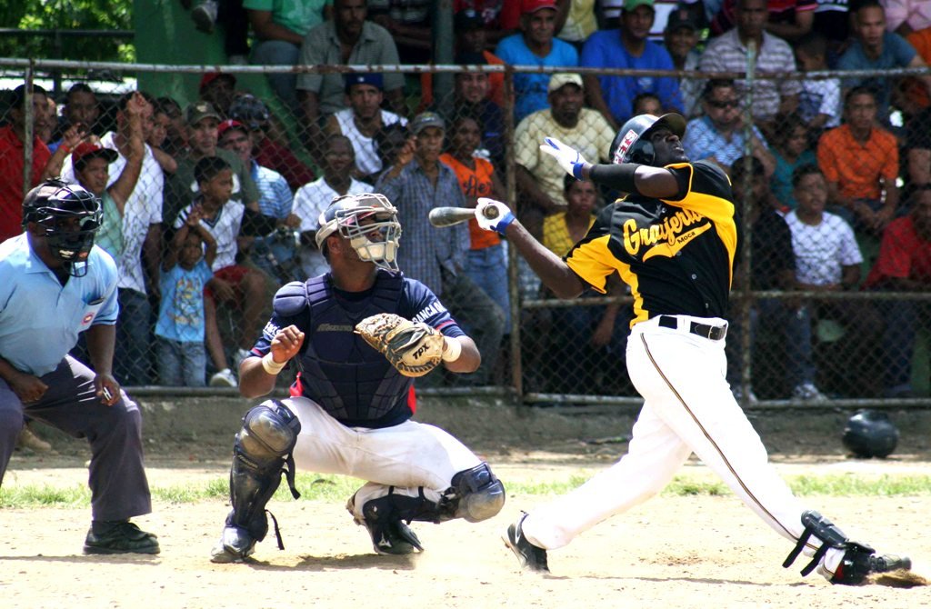 El cubano Josmanny Guerra dispara uno de sus cuadrangulares en el certamen dedicado a Moisés Alou.